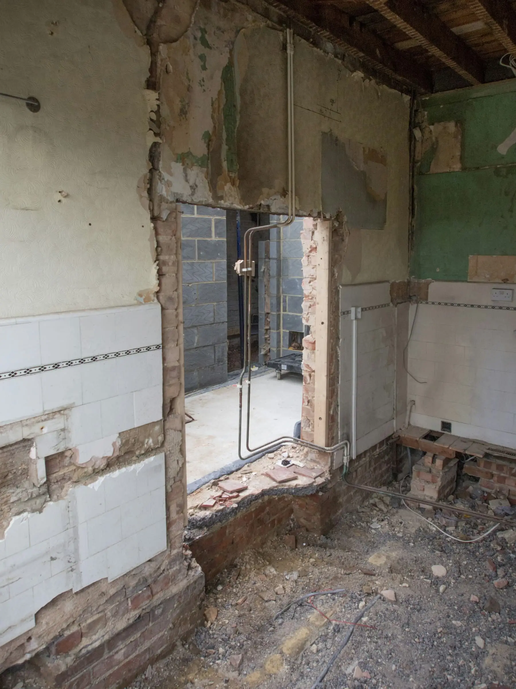 Uitgebroken muur tot op de draagstructuur