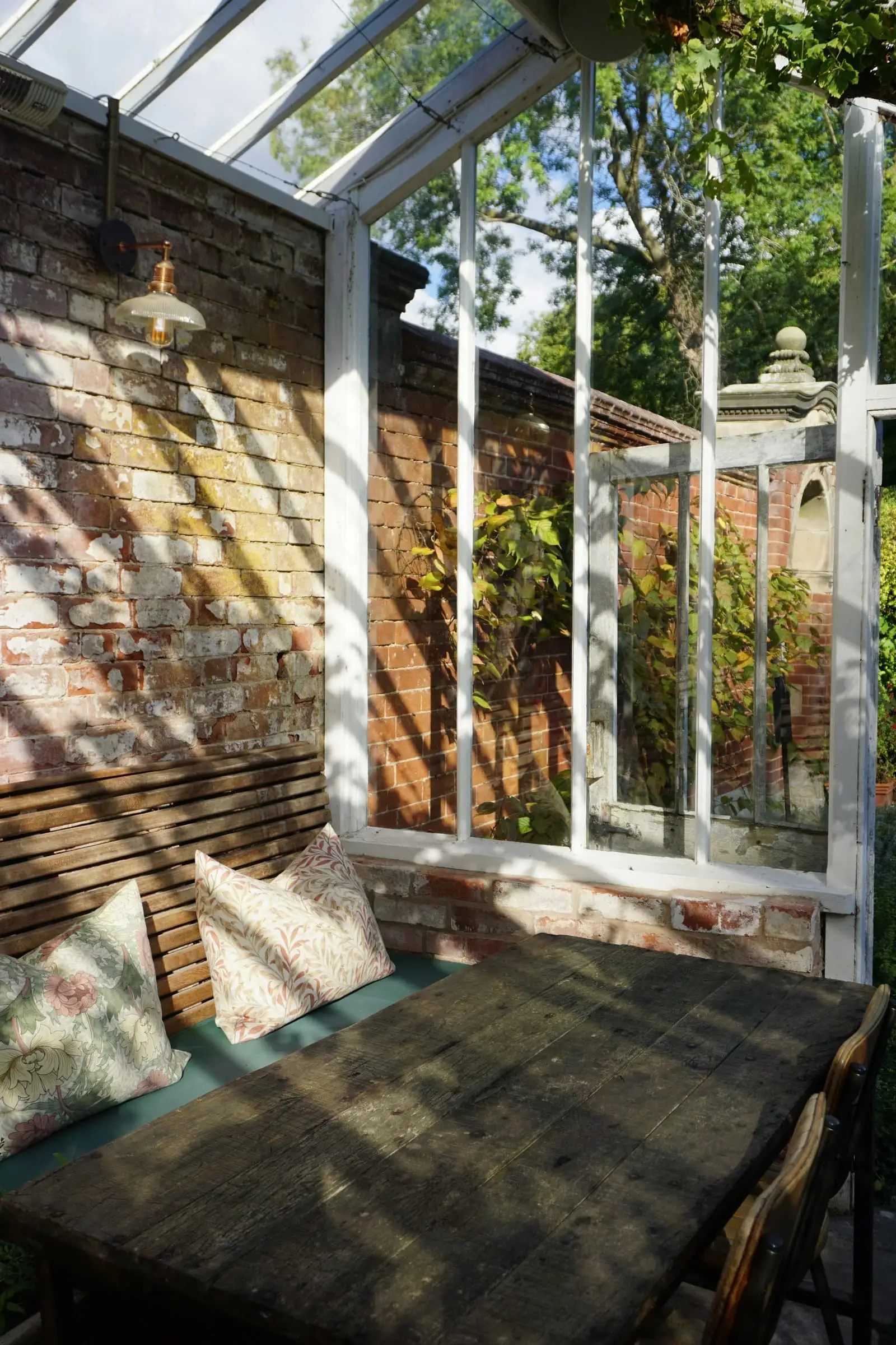 Glazen verbinding met zicht op de tuin