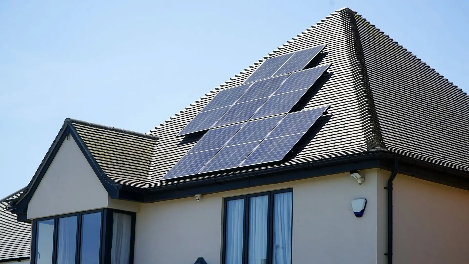 Woning met zonnepanelen op het hellende dak