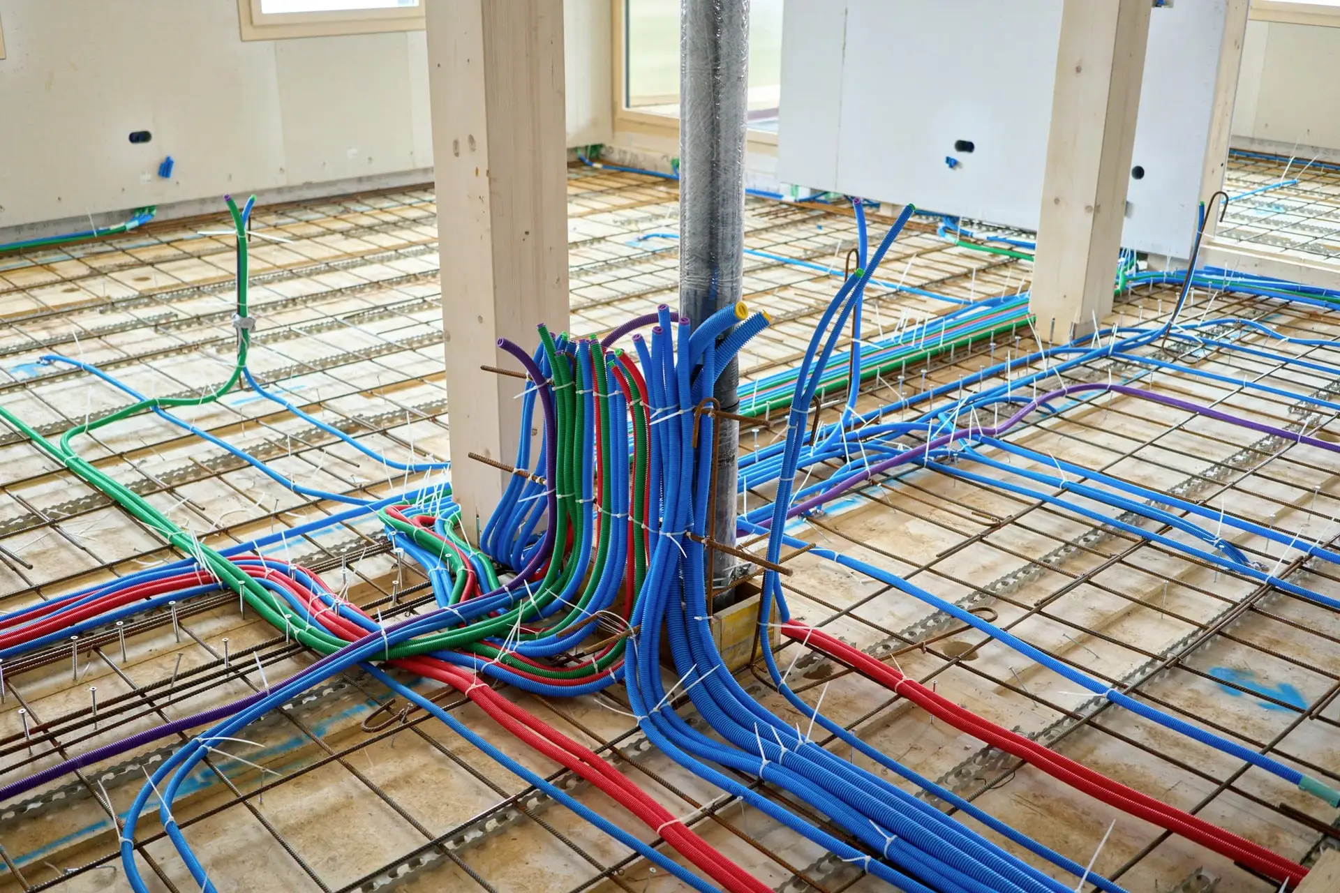 Gekleurde leidingen voor vloerverwarming en technieken op een open vloer
