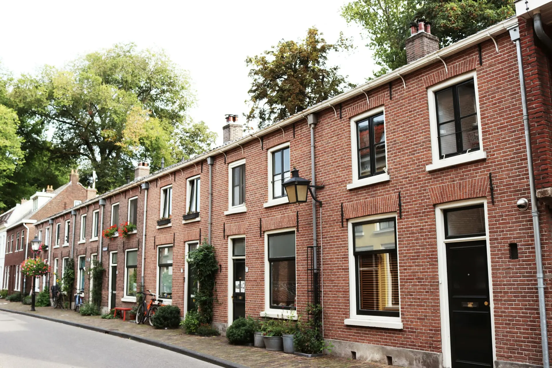 Gereinigde bakstenen gevels met vernieuwd voegwerk aan een rustige straat