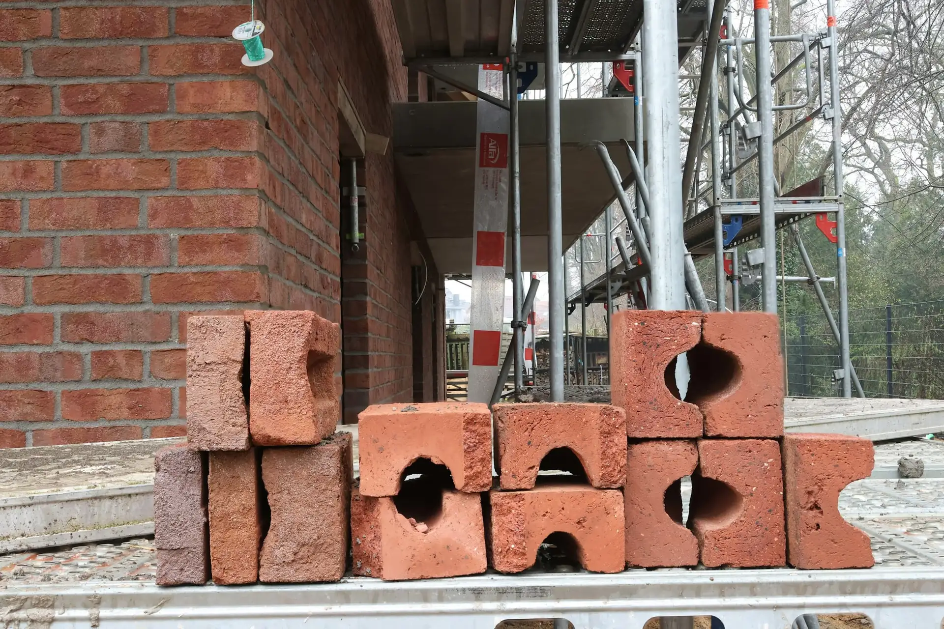 Oude bakstenen klaargelegd op een stelling