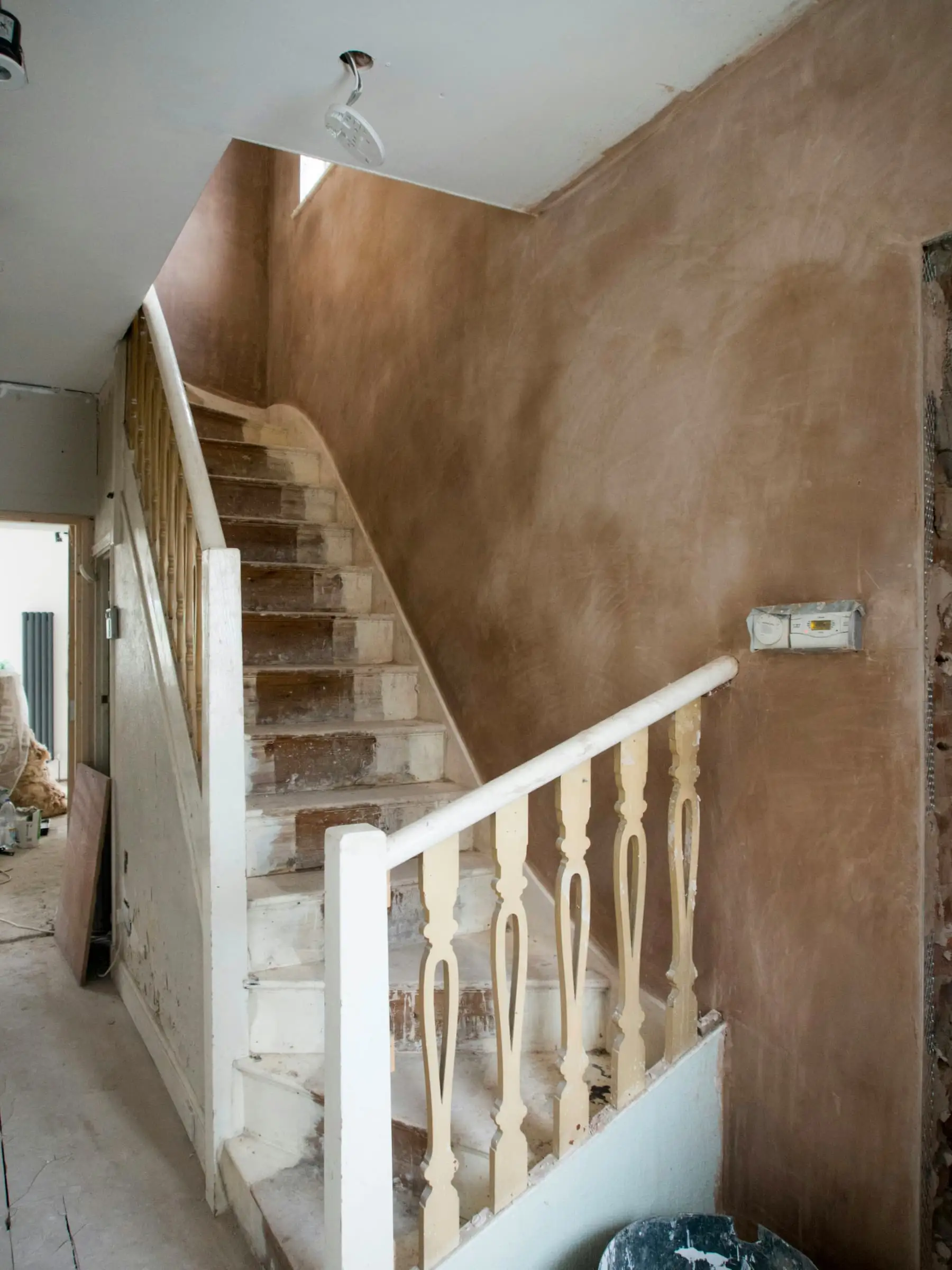 Oude trap met houten balusters, midden in de renovatie