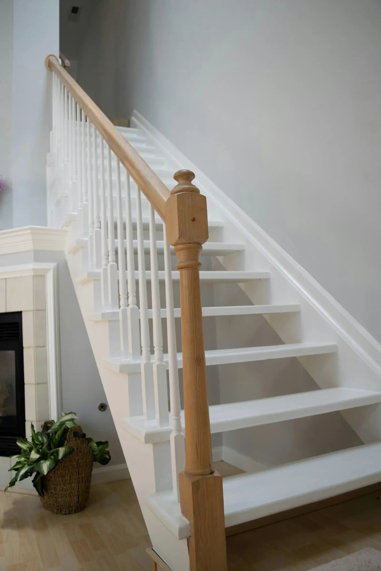 Witte trap met houten handgreep na de afwerking