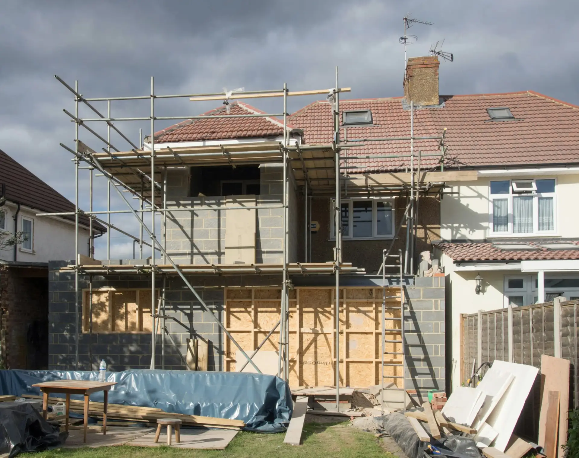 Rijwoning in de stelling tijdens de ruwbouw, onder een donkere lucht