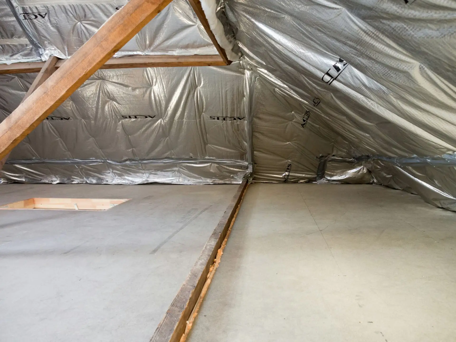 Zolder met reflecterende isolatiefolie en schuine houten spanten