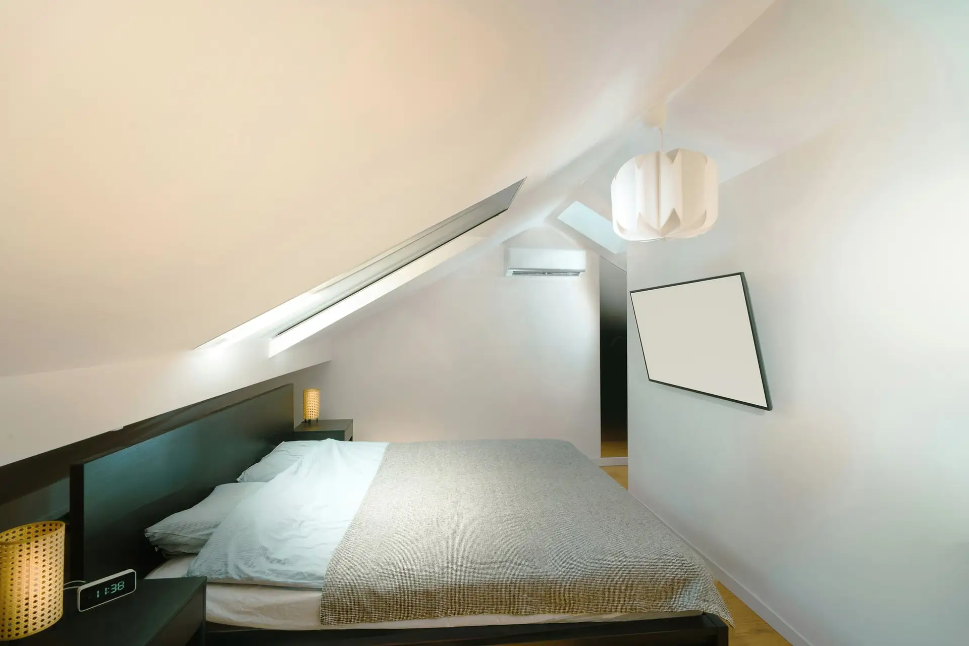 Slaapkamer onder een schuin dak