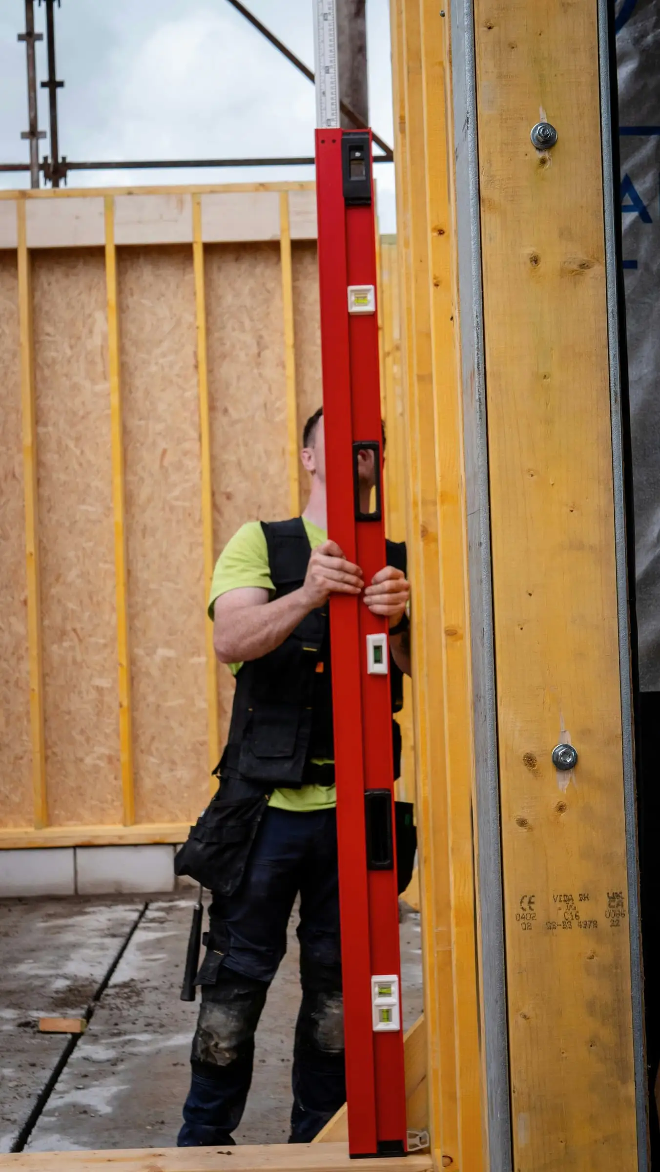 Vakman controleert een wand met een waterpas